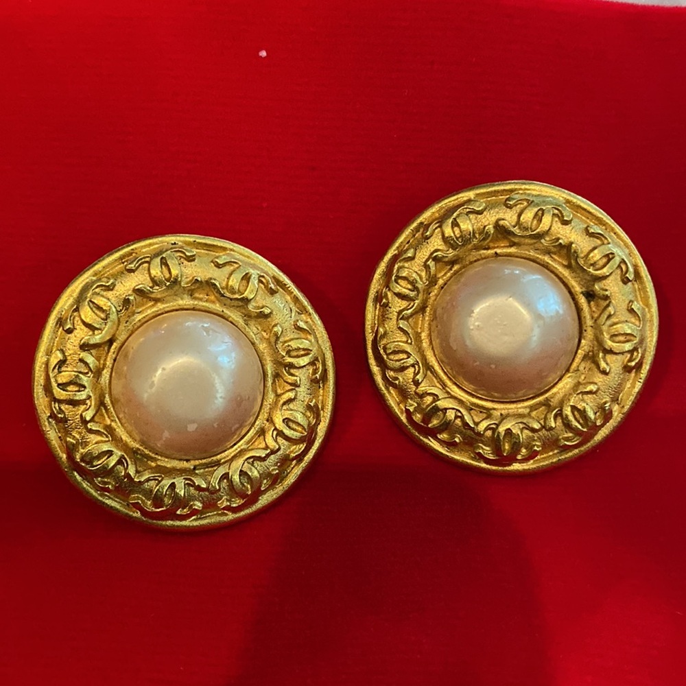 Vintage Chanel gold tone metal interlocking cc round pearl clip on earrings 1995
